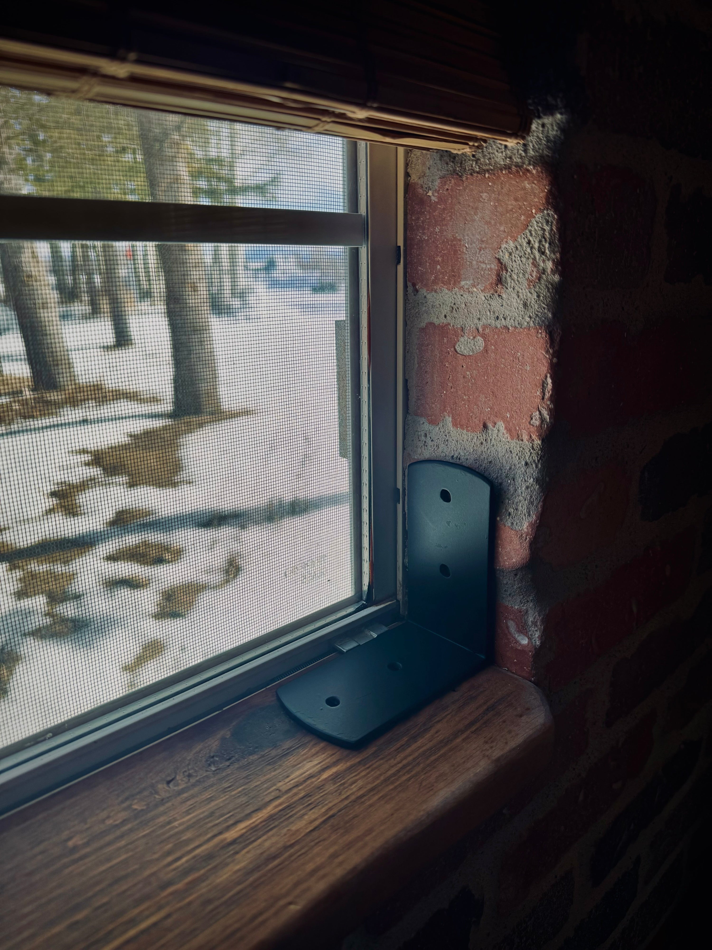 Mixing Materials: Pairing Metal Corner Brackets with Wood, Glass, Leather & More