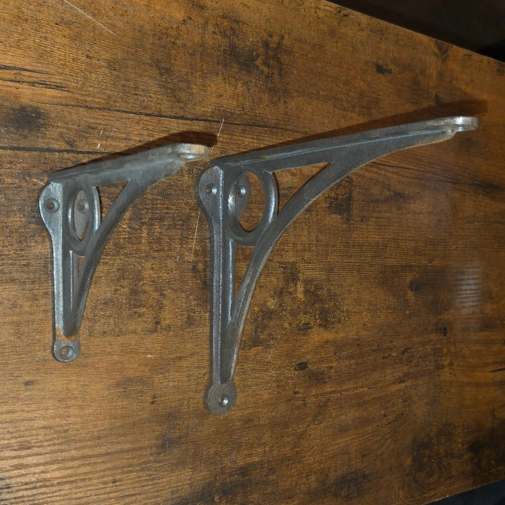 Cast Iron Corbel w/Circle / Metal Shelf Bracket