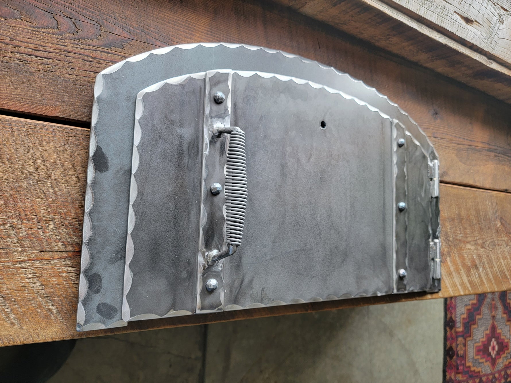 Puerta de horno de pizza con bisagras arqueadas mediterráneas