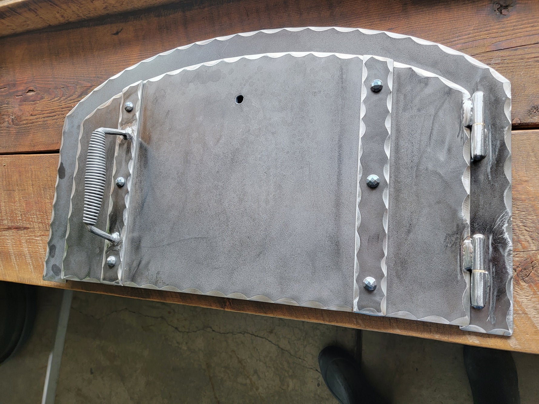 Puerta de horno de pizza con bisagras arqueadas mediterráneas