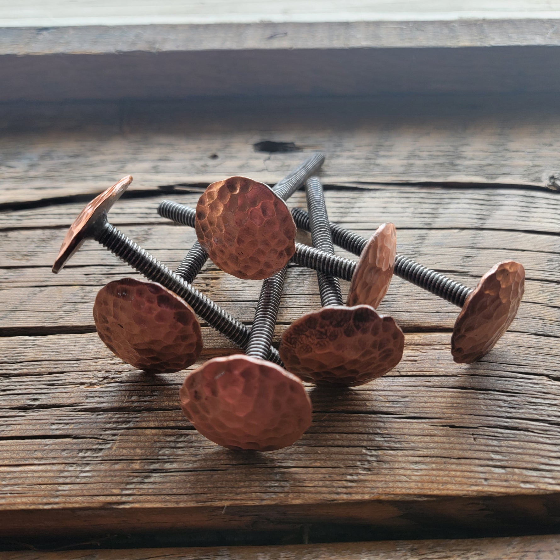 Perno de cobre redondo martillado de 1 1/4