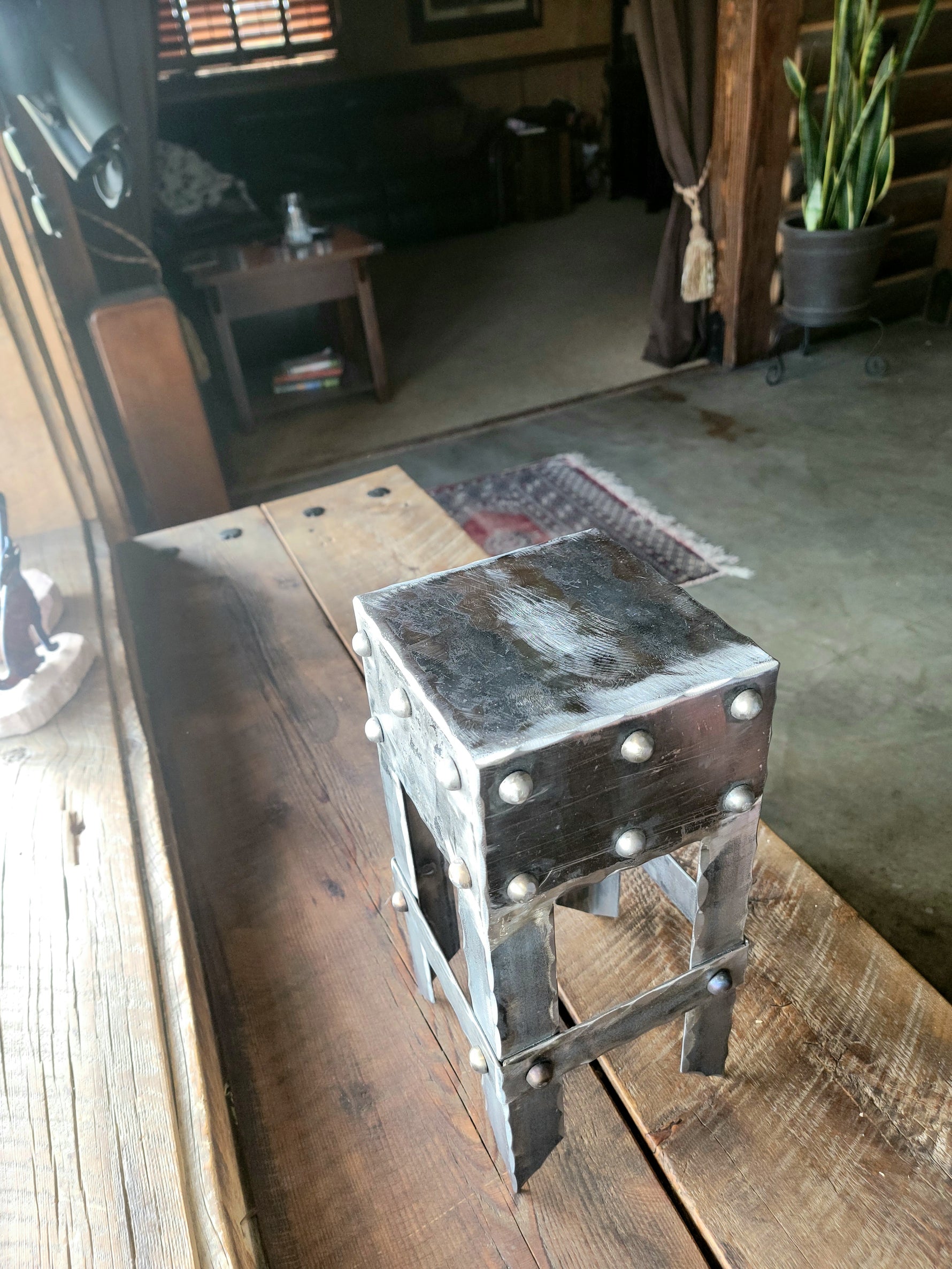 Auténtica tapa de poste de hierro del viejo mundo.