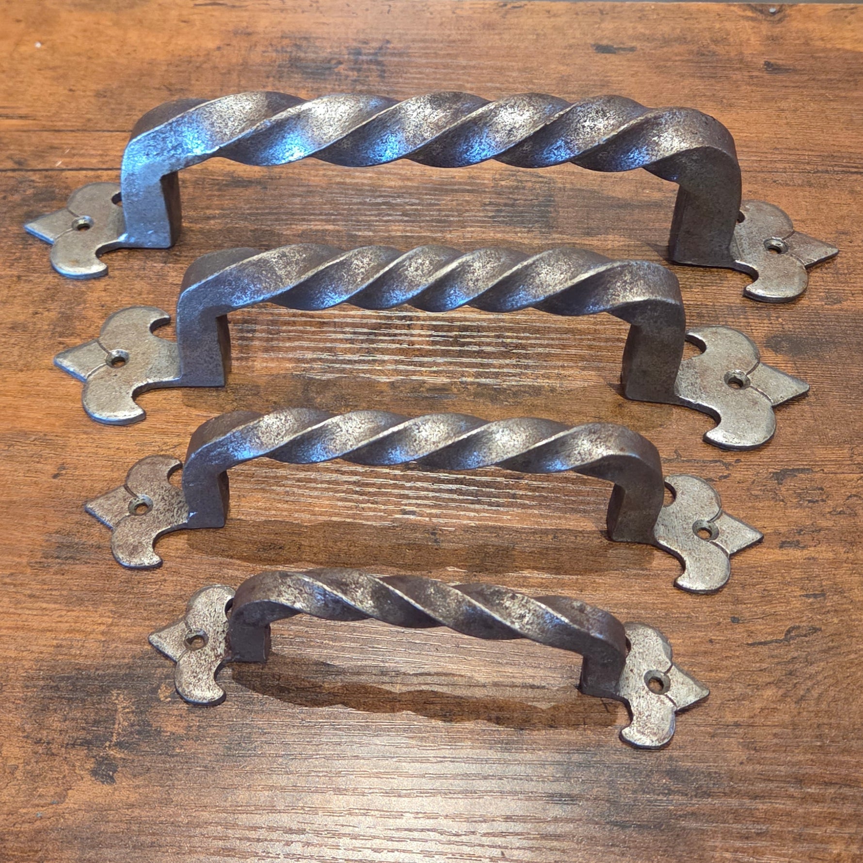 Manija de gabinete de flor de lis egipcia