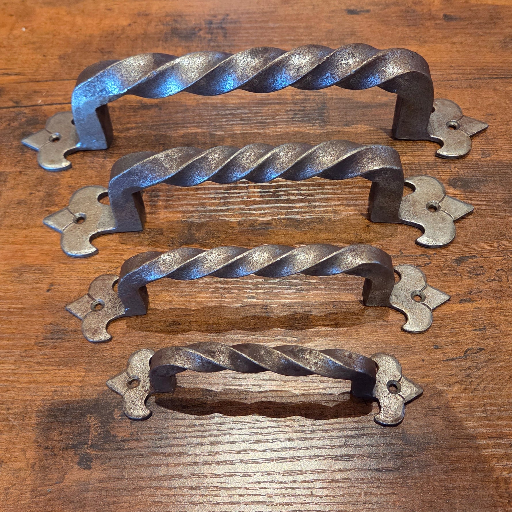 Manija de gabinete de flor de lis egipcia