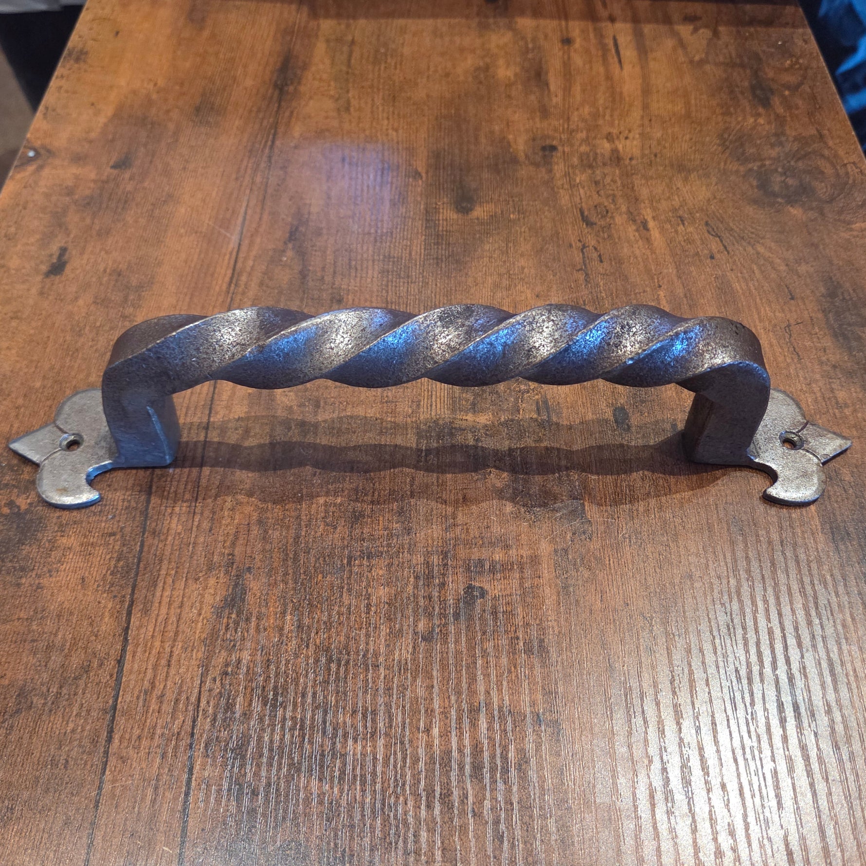 Manija de gabinete de flor de lis egipcia