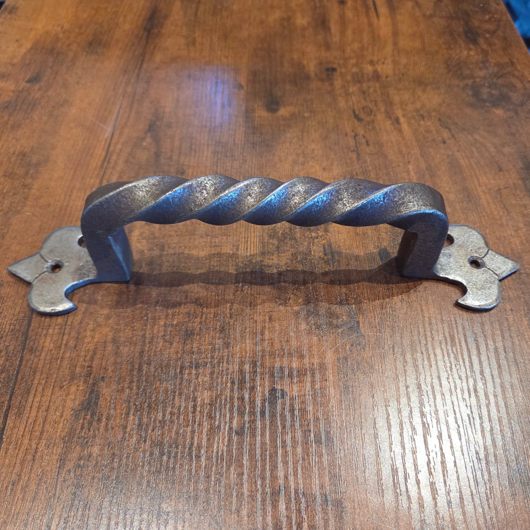 Manija de gabinete de flor de lis egipcia