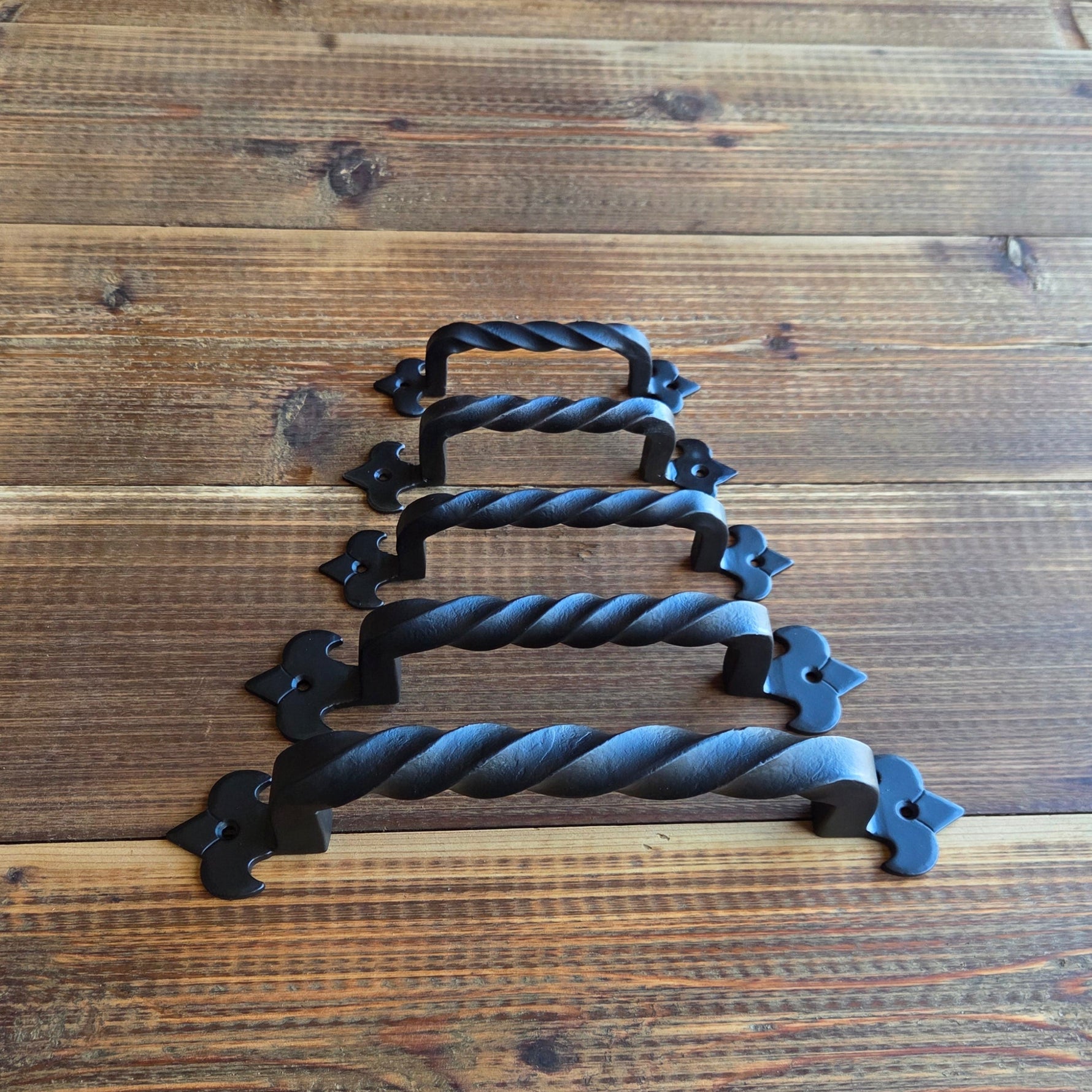 Manija de gabinete de flor de lis egipcia