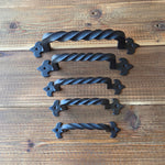 Manija de gabinete de flor de lis egipcia