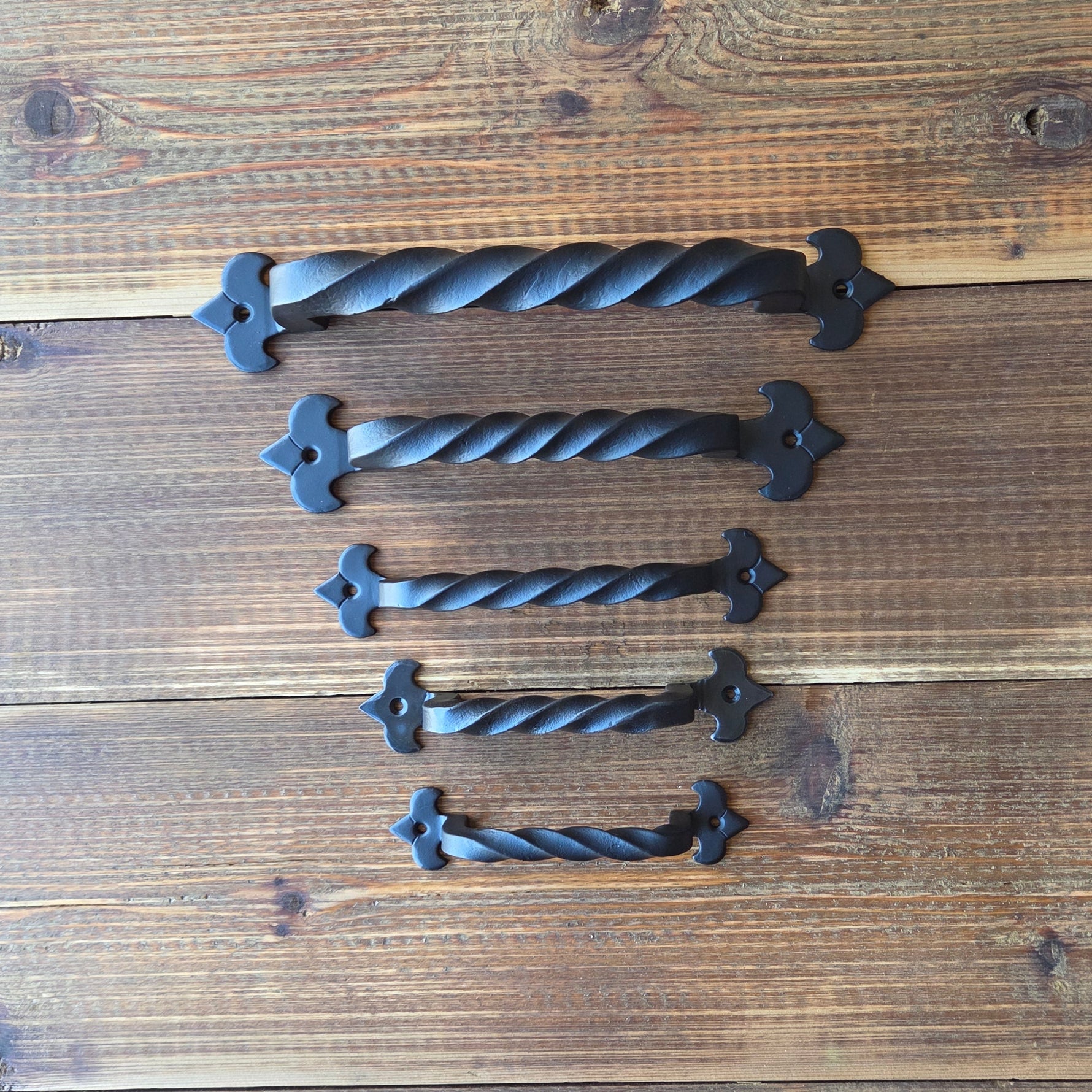 Manija de gabinete de flor de lis egipcia