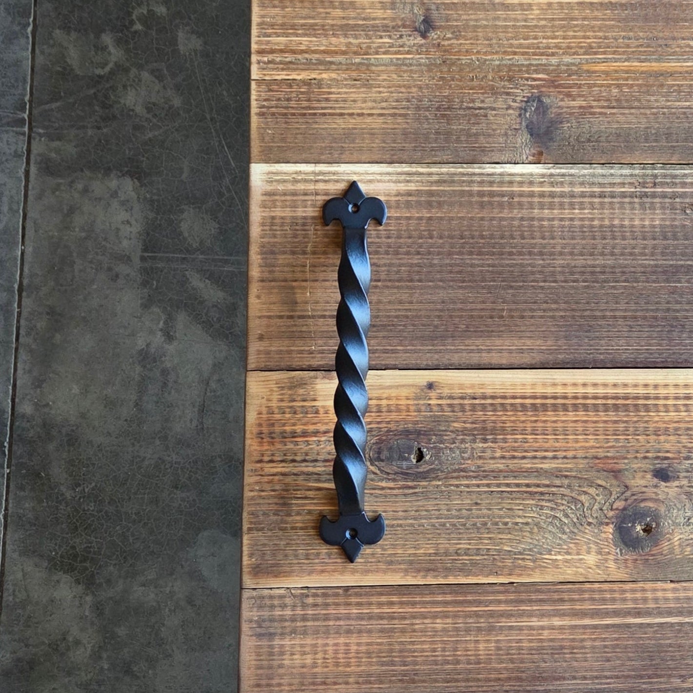 Manija de gabinete de flor de lis egipcia