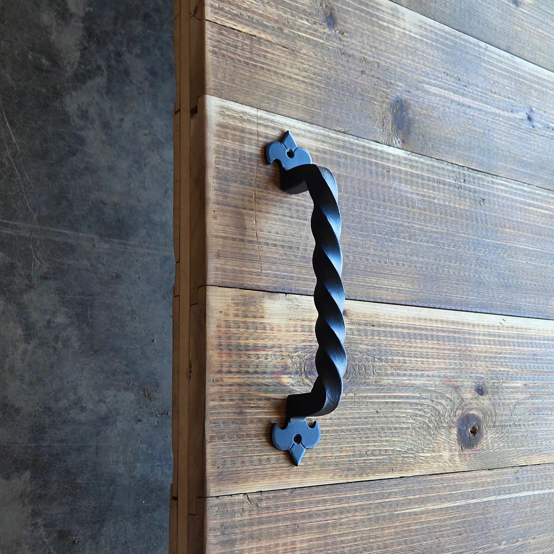 Manija de gabinete de flor de lis egipcia