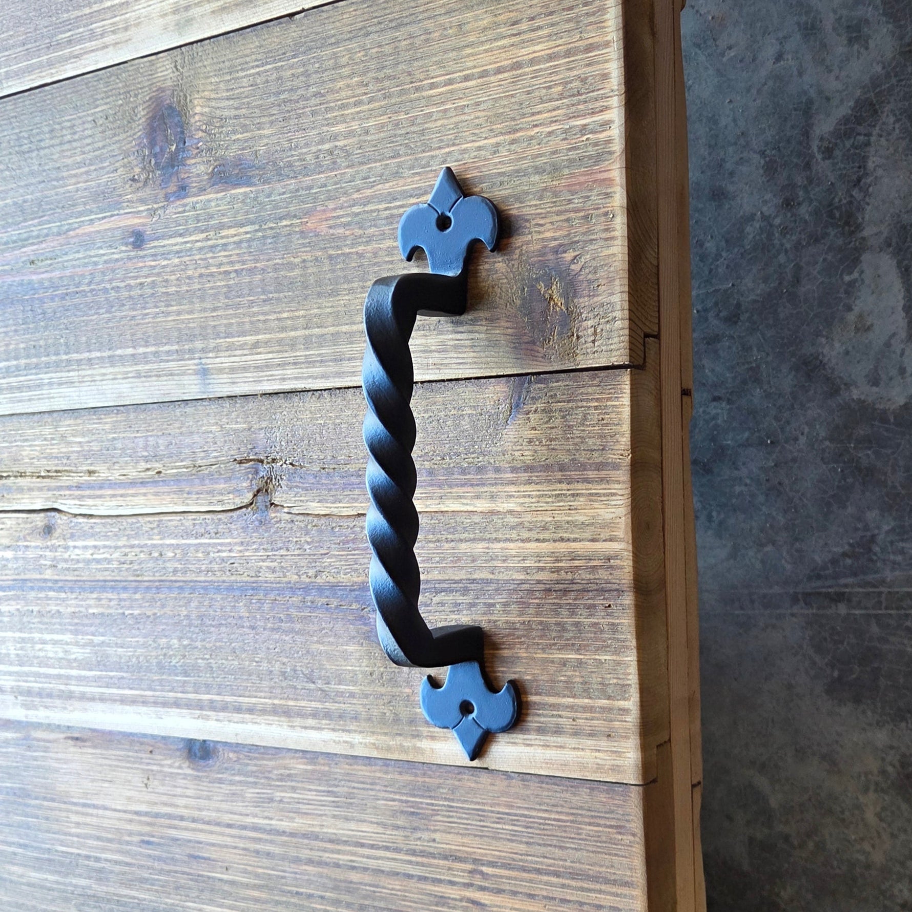 Manija de gabinete de flor de lis egipcia