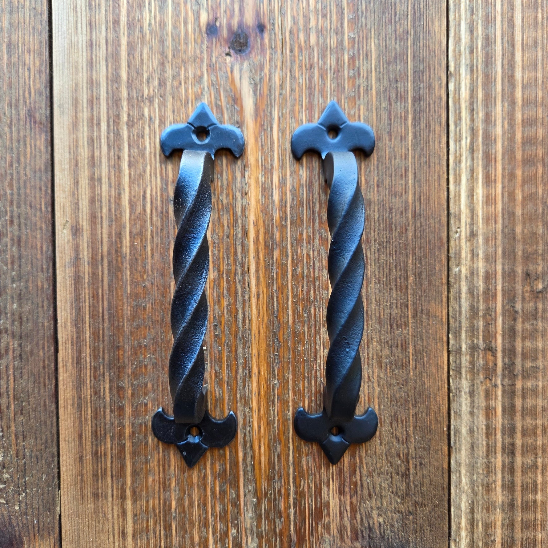 Manija de gabinete de flor de lis egipcia