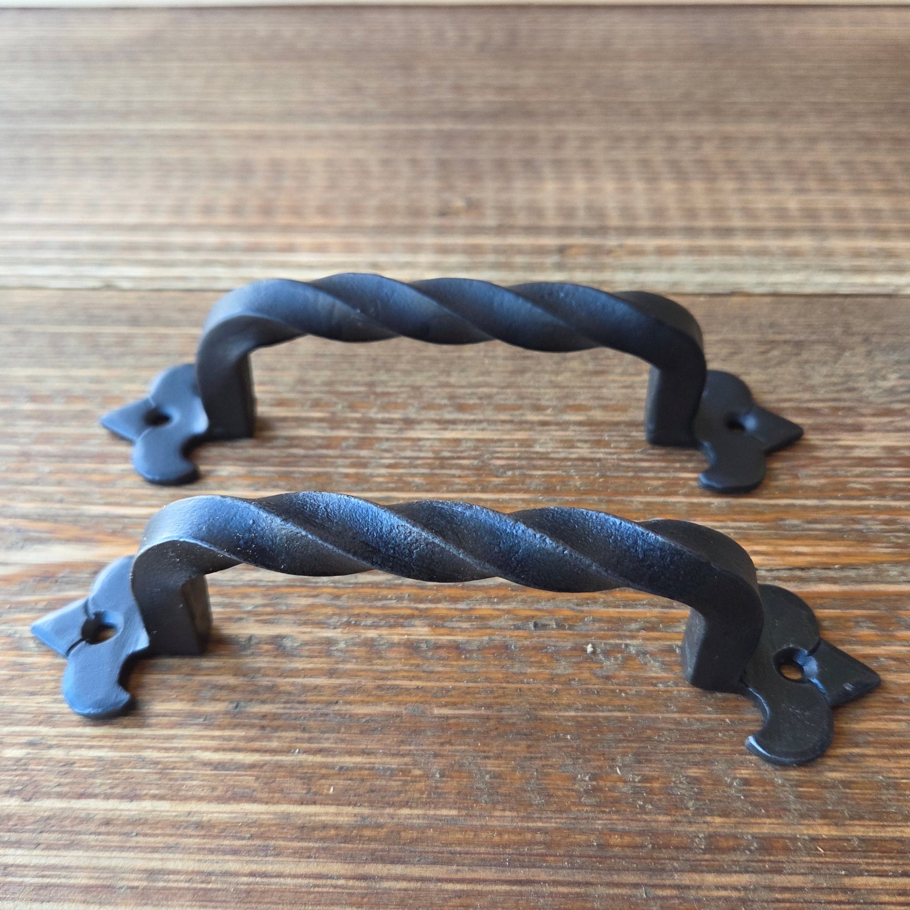 Manija de gabinete de flor de lis egipcia