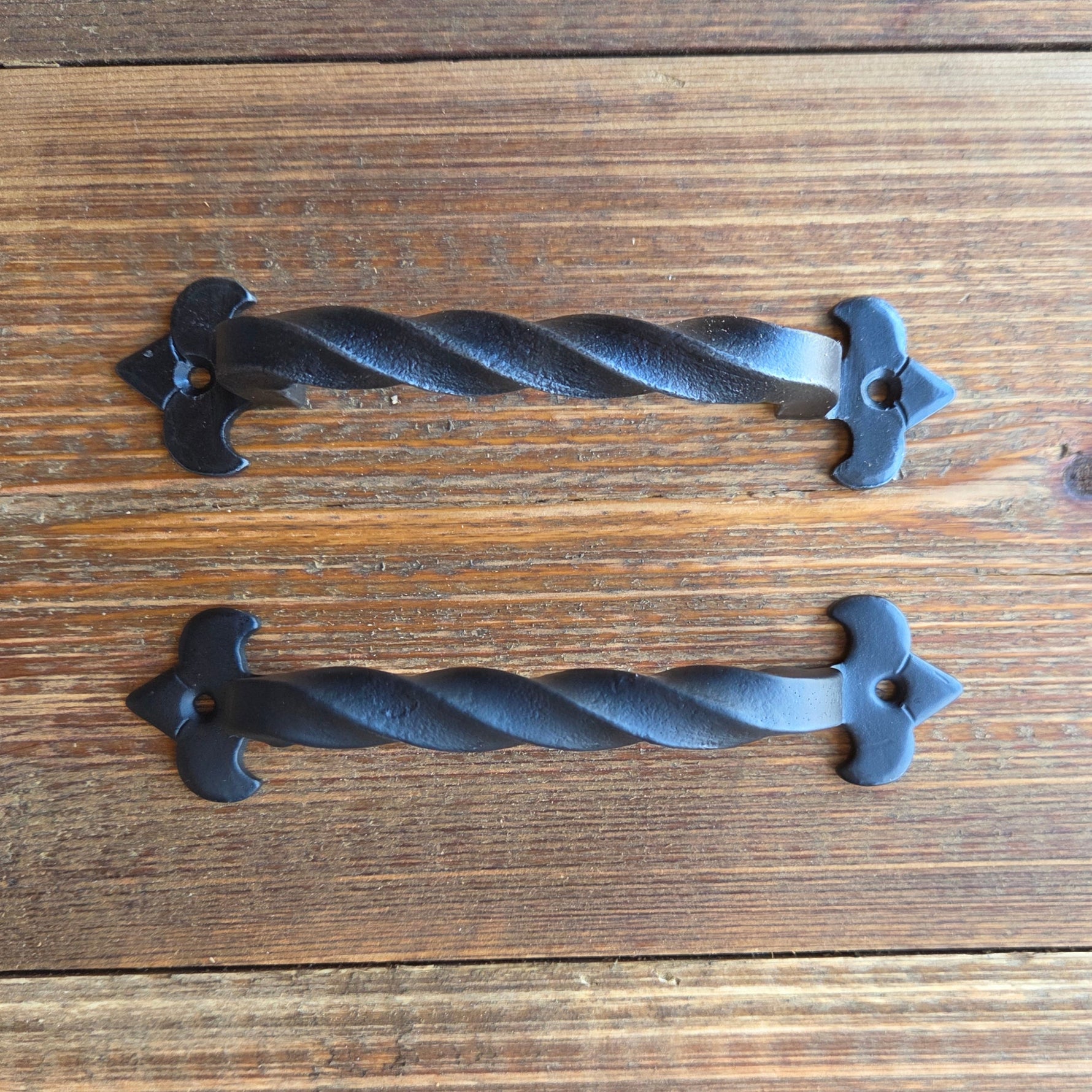 Manija de gabinete de flor de lis egipcia