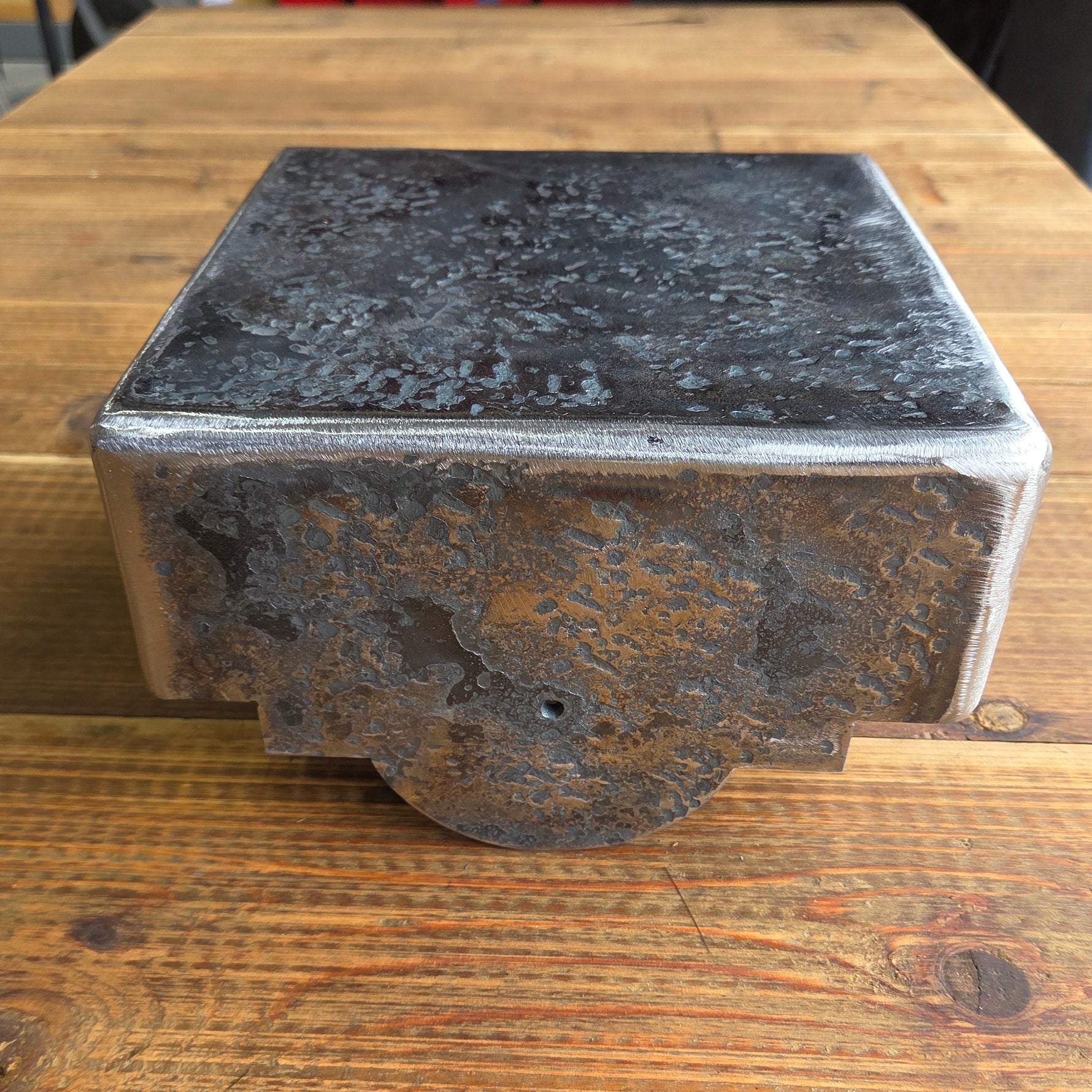 Capuchon de poteau transitionnel en fer