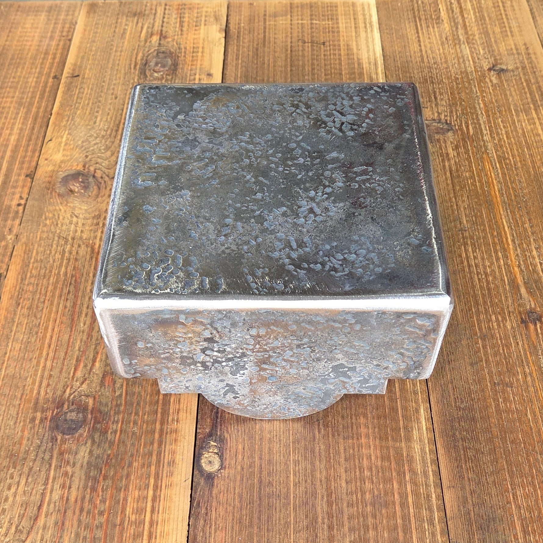 Capuchon de poteau transitionnel en fer