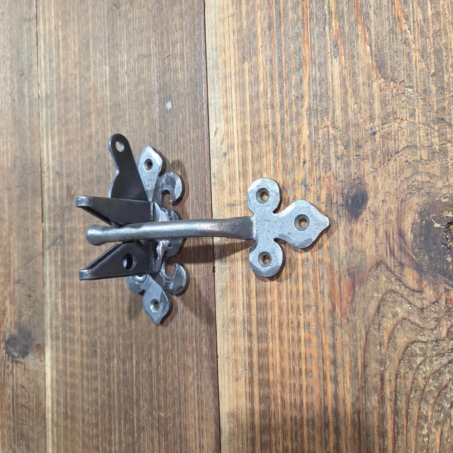 Dunmow Crest Gravity Gate Latch