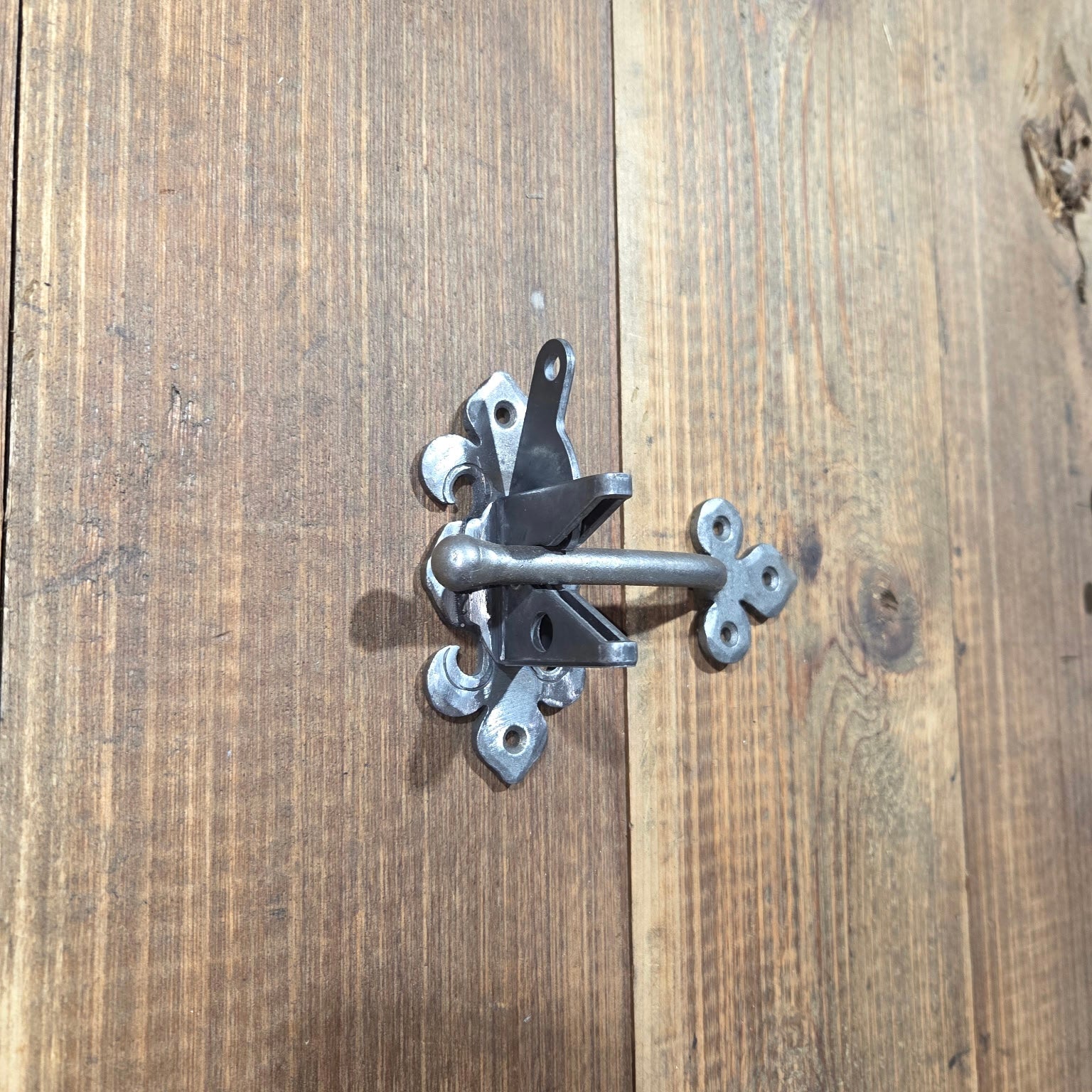 Dunmow Crest Gravity Gate Latch
