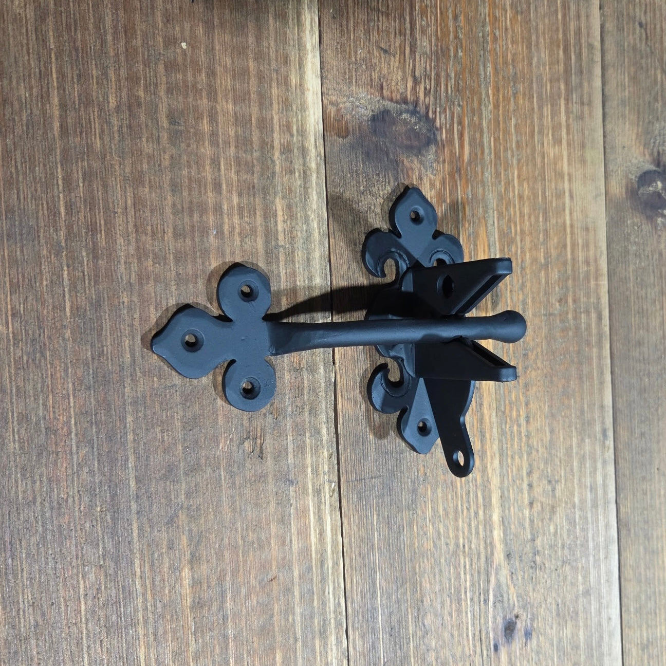 Dunmow Crest Gravity Gate Latch