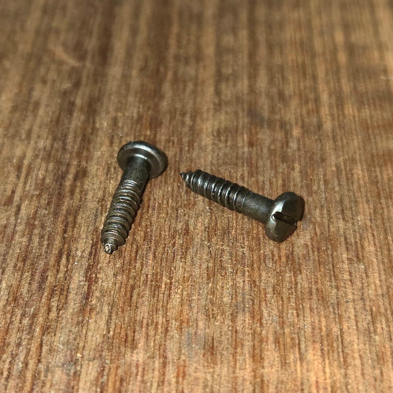 Tornillo de cabeza ranurada piramidal martillado n.º 7