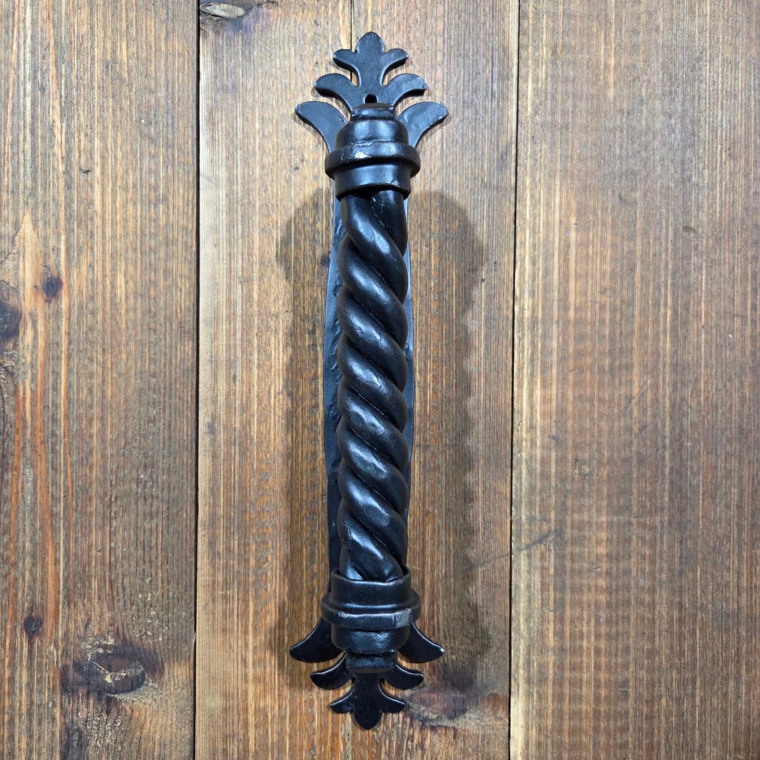 Tirador de puerta greco-persa