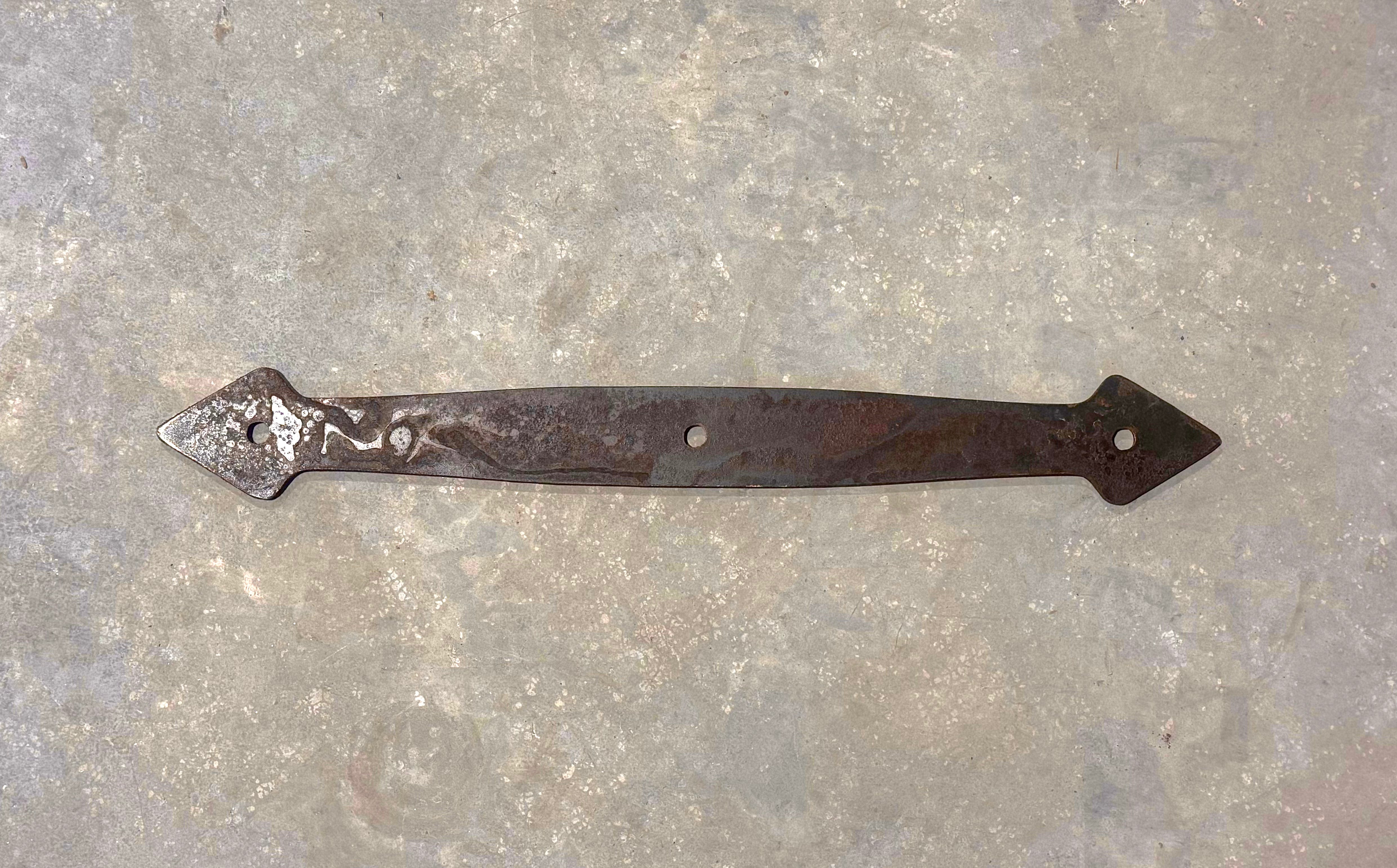 Placa recta de hierro neoclásico