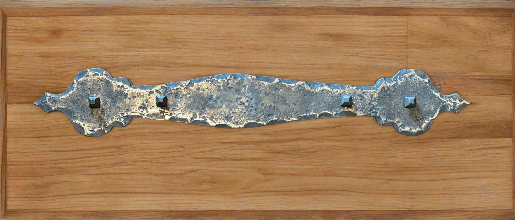 Assiette droite en fer de style néo-pays français