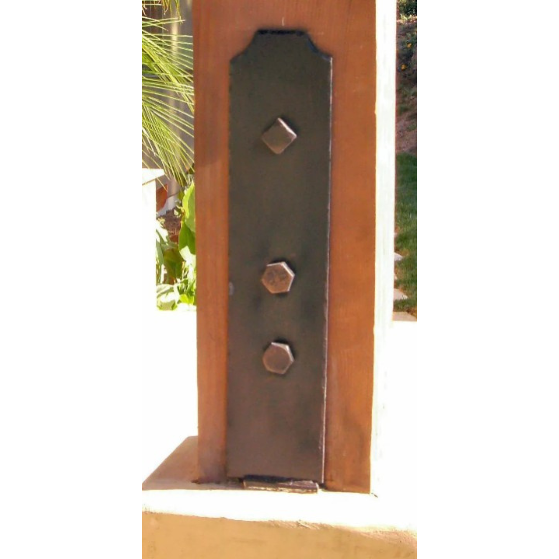 Base de poteau affleurante en fer de transition