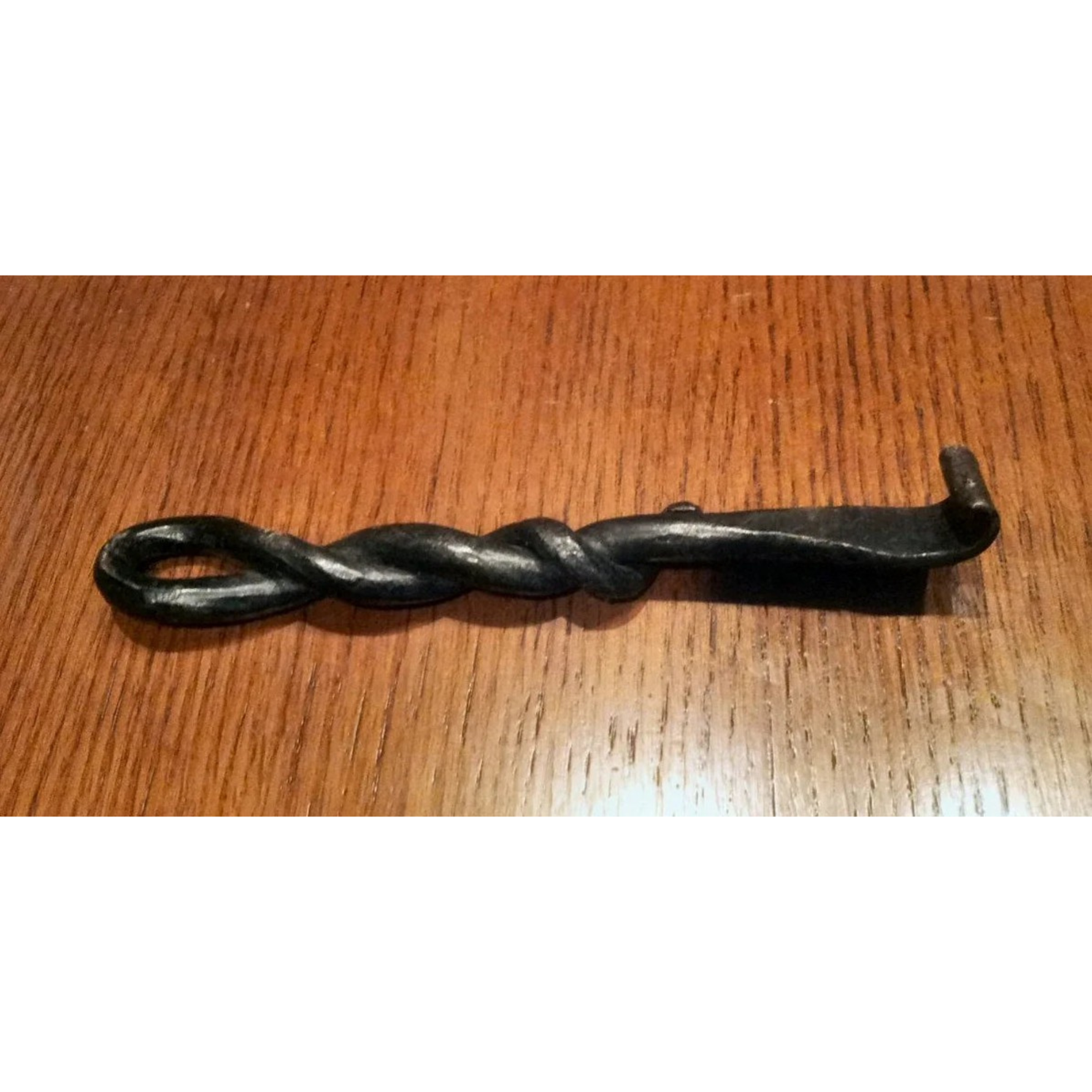 Ouvre-bouteille en fer torsadé