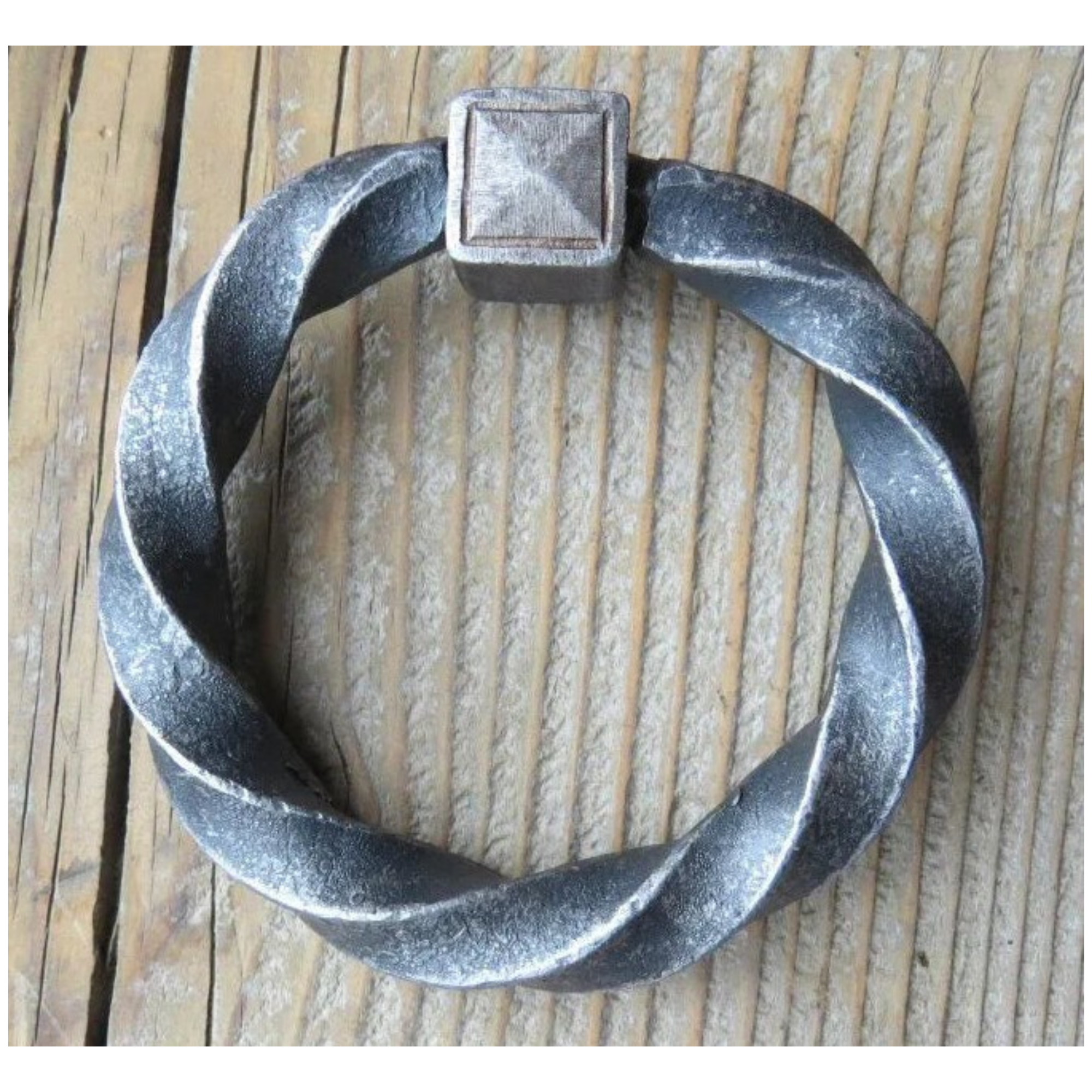 Twisted Ring Pull