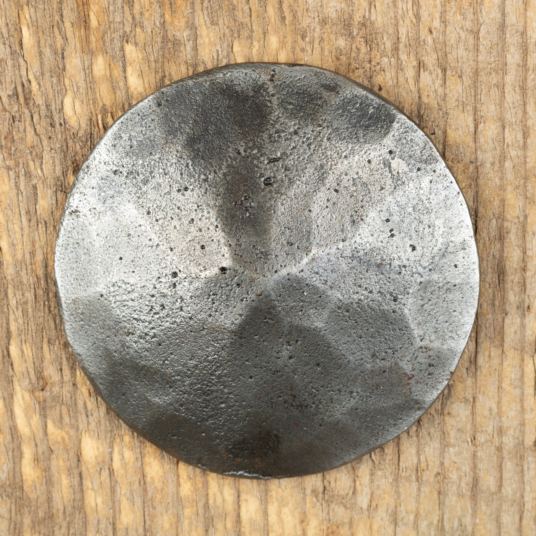 Clavo de cabeza piramidal redondo martillado de 1 1/2