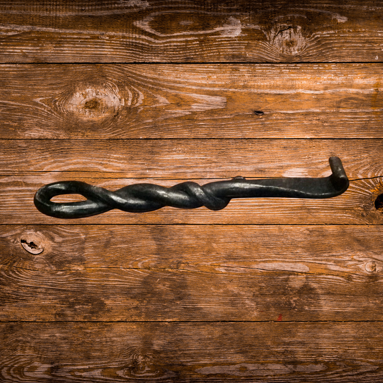 Ouvre-bouteille en fer torsadé