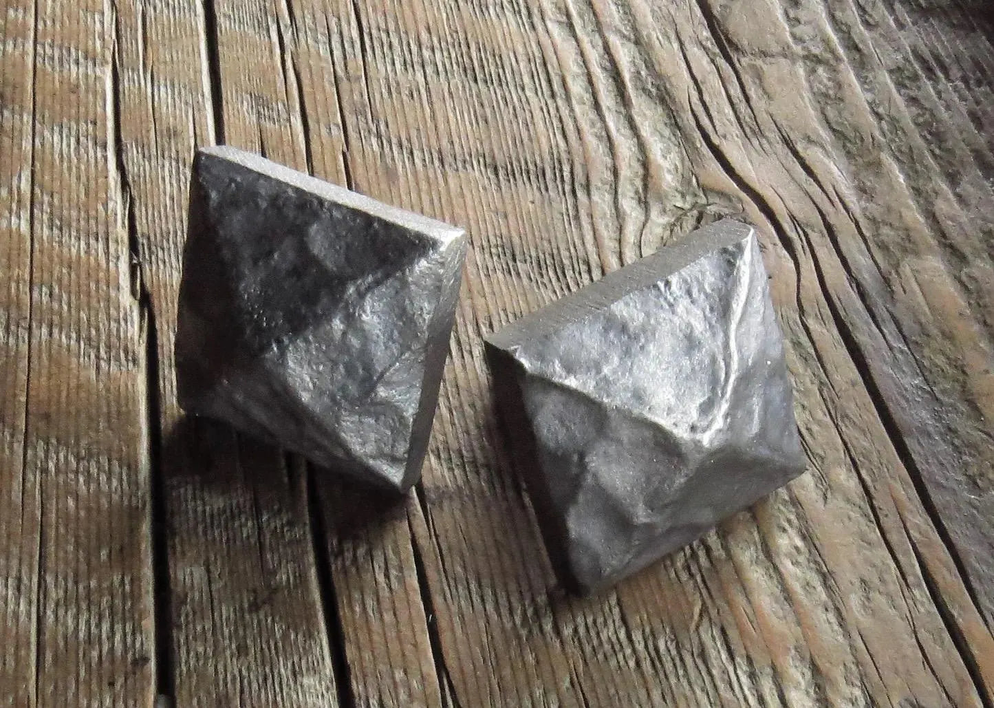 Vis décorative à tête pyramidale martelée de 3/4 po