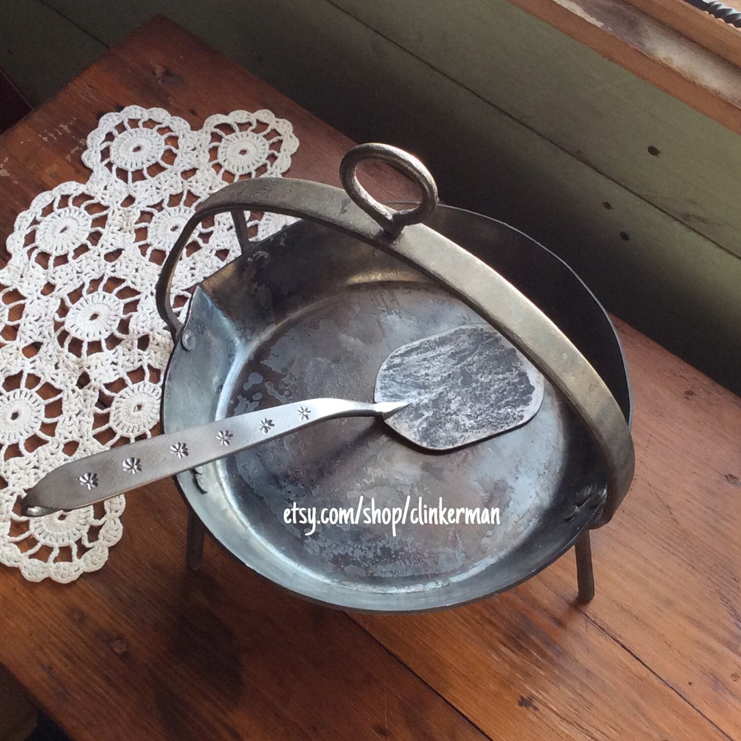 Spider hanging frypan