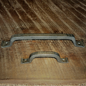 Tirador de armario de hierro - 5"