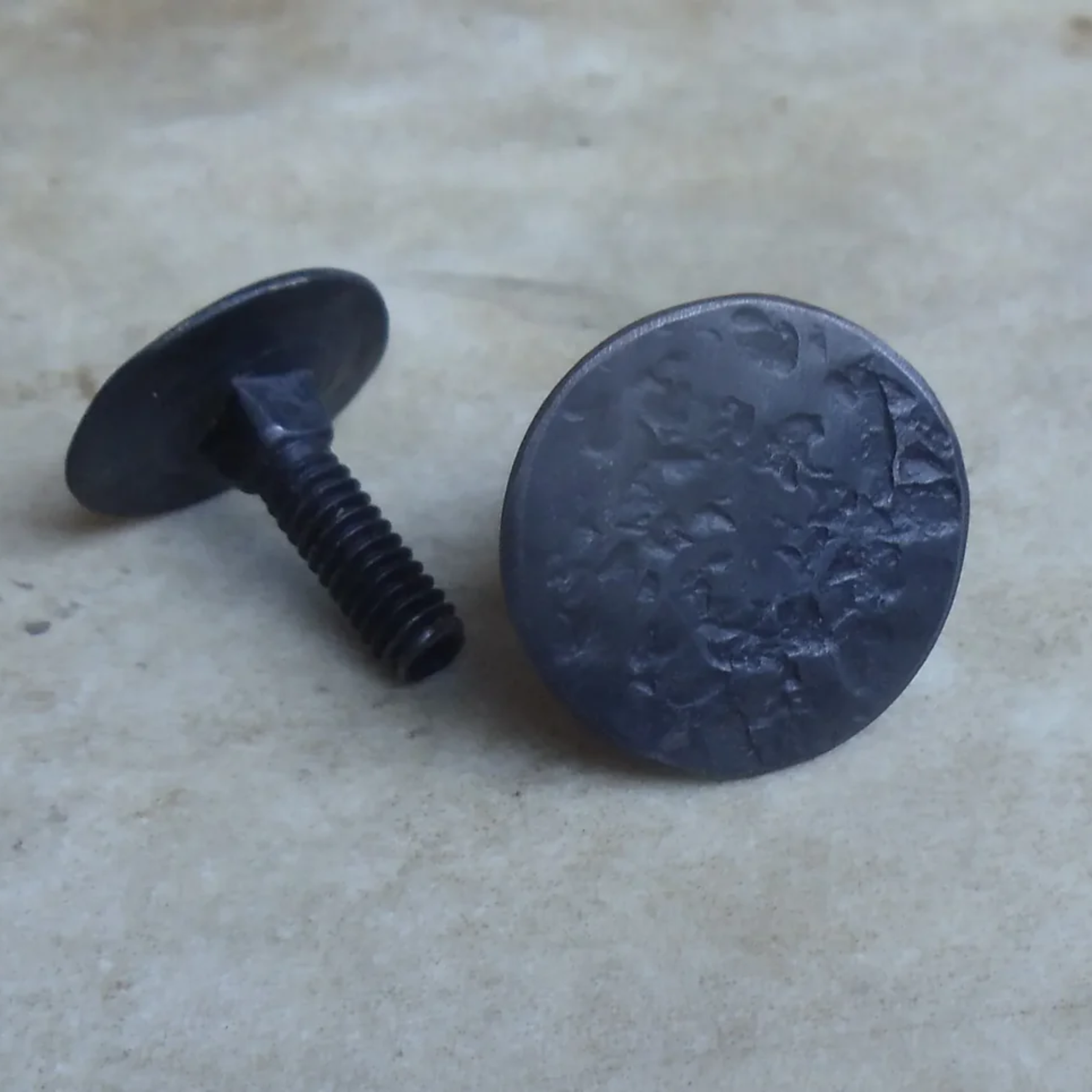 Perno de cabeza plana envejecido de 1/4" de diámetro