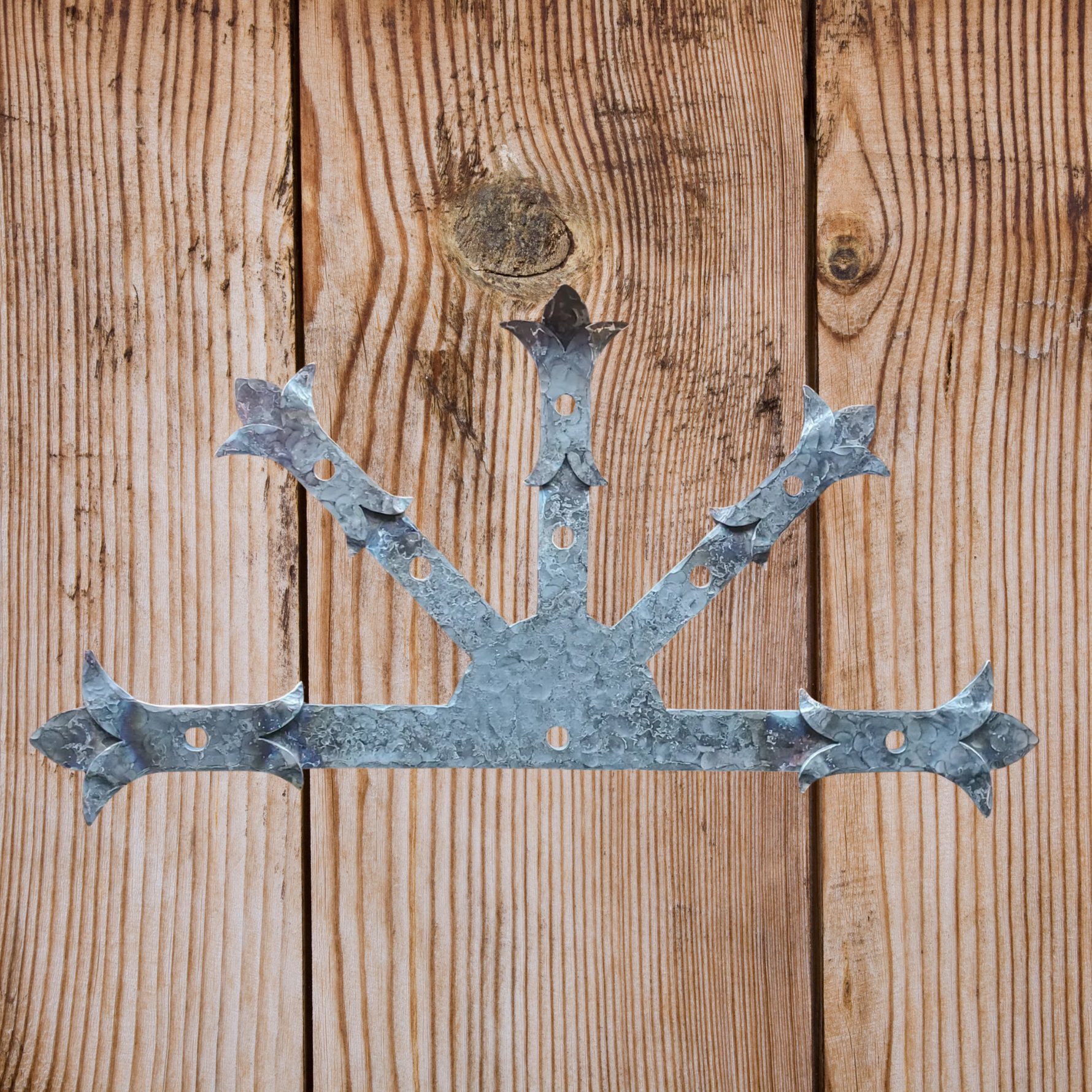 Placa central de hierro con flor de lis de Babilonia