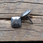 Clou à tête martelée à plateau carré de 3/4 po