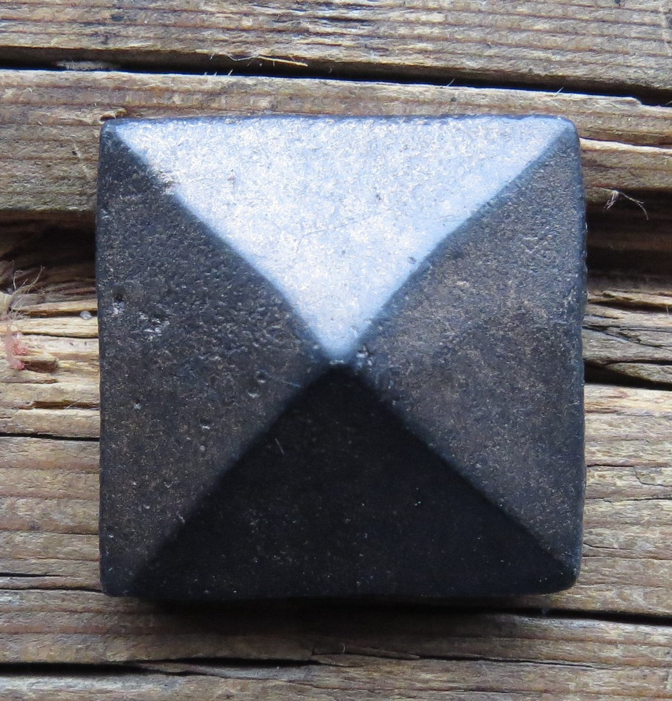 Clous carrés martelés à tête pyramidale de 1 1/2 po