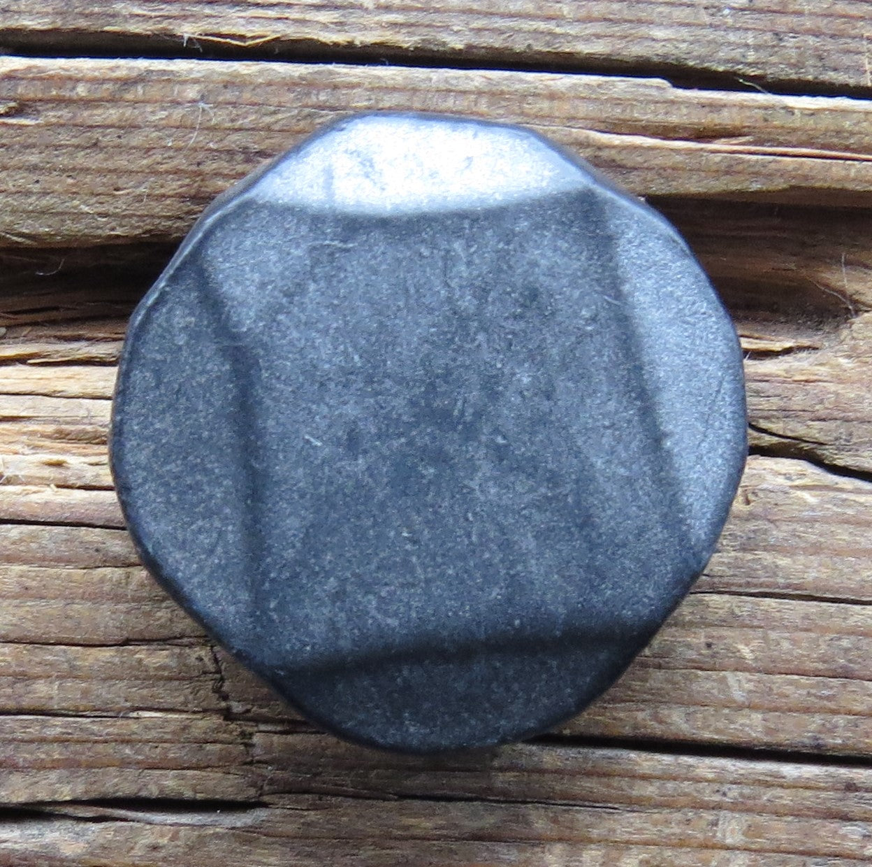 Clou à tête martelée ronde de 1 1/4 po d'épaisseur