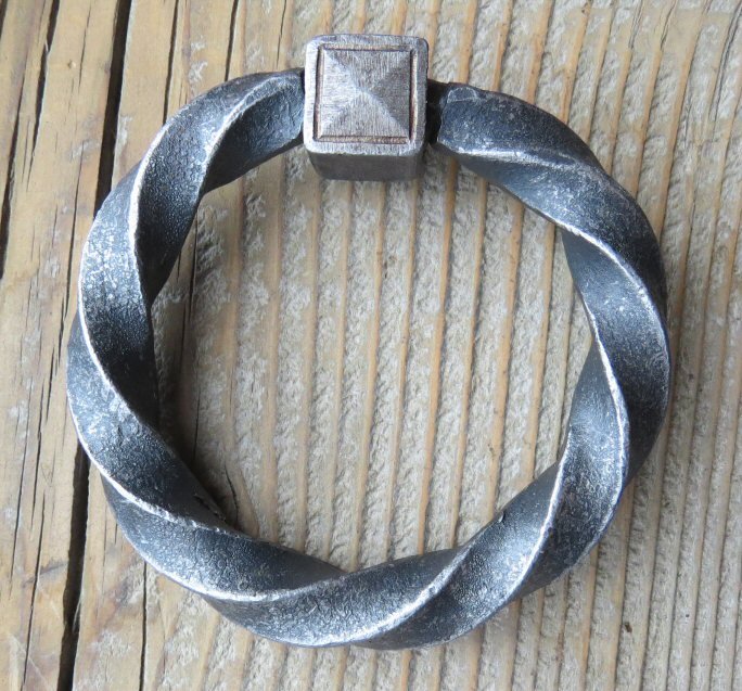Twisted Ring Pull