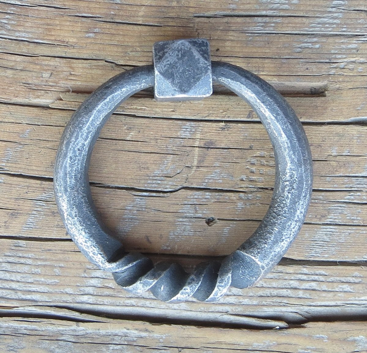 Round Twist Base Ring Pull