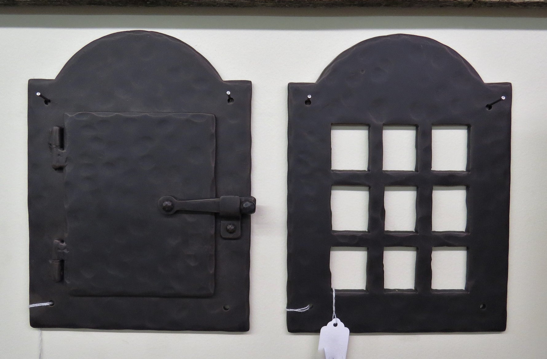 Juego de parrilla y puerta de bar clandestino de hierro colonial