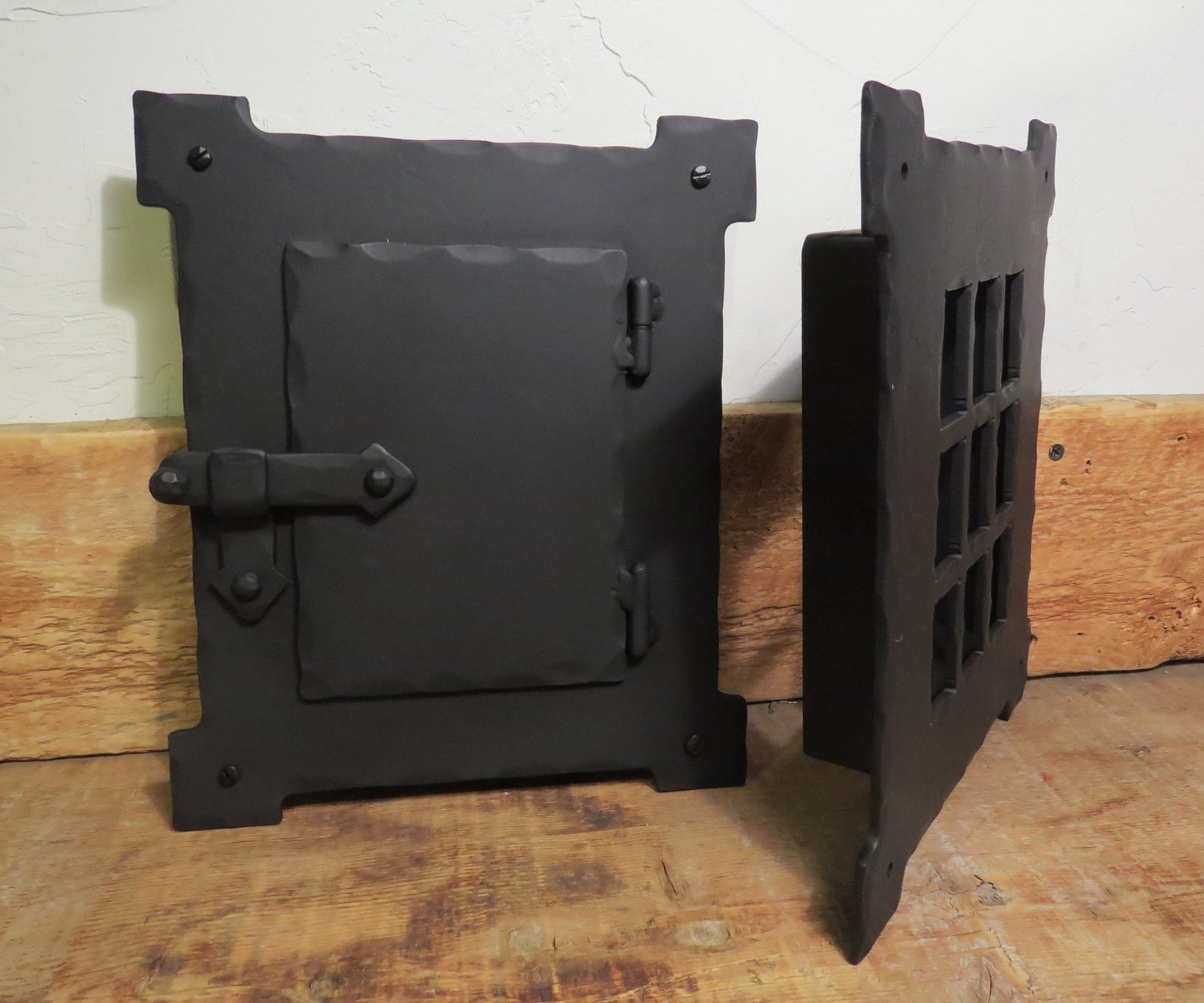 Ensemble porte et gril Speakeasy néo-classique en fer