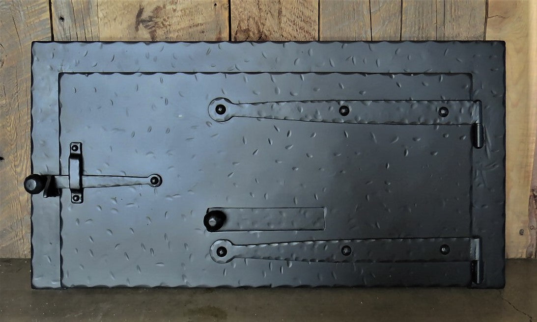 Hammered rustic colonial style pizza oven with damper and latch door 