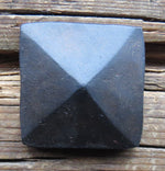 Clous carrés martelés à tête pyramidale de 1 1/2 po