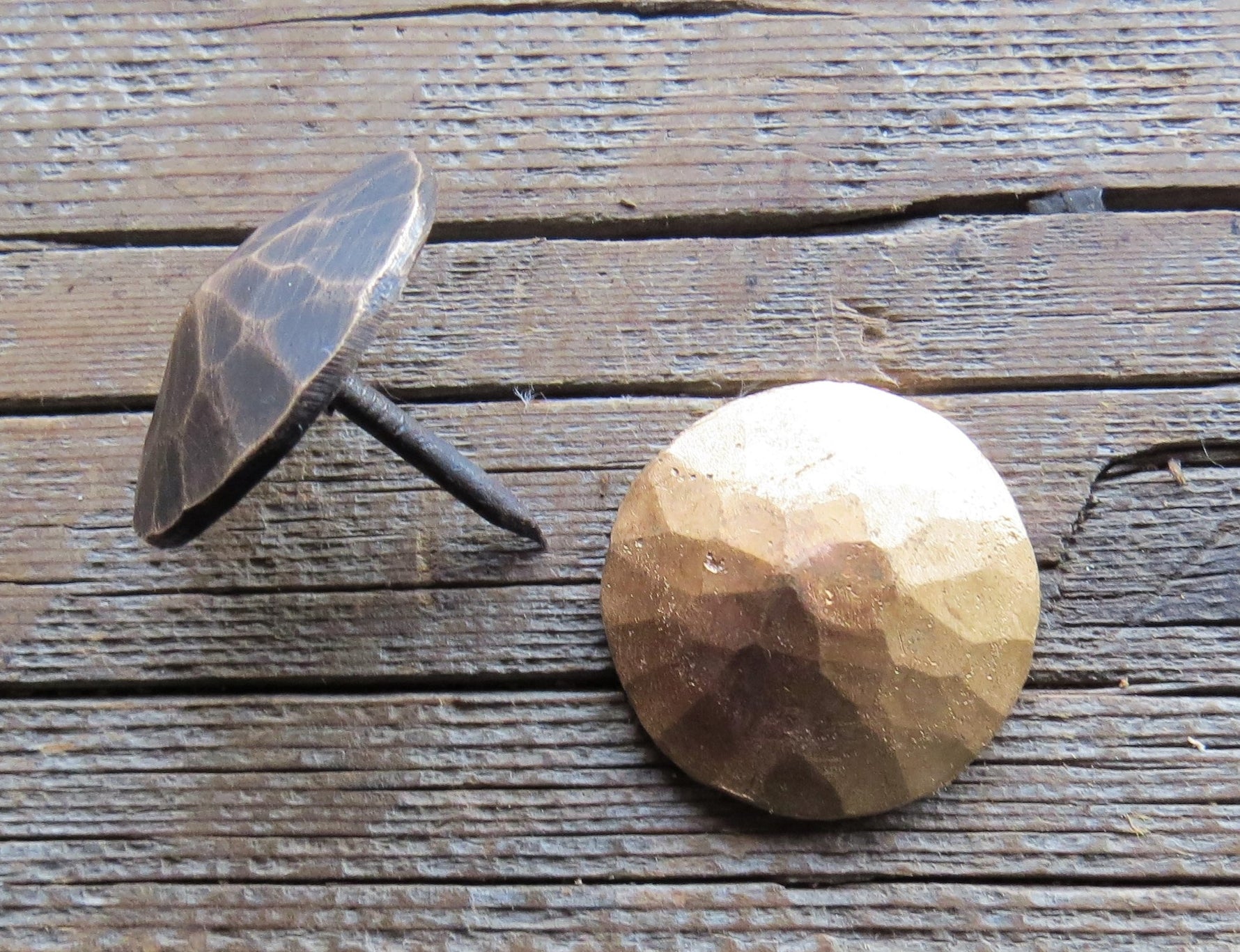 Clou en bronze massif à tête pyramidale ronde martelée de 1 1/4 po