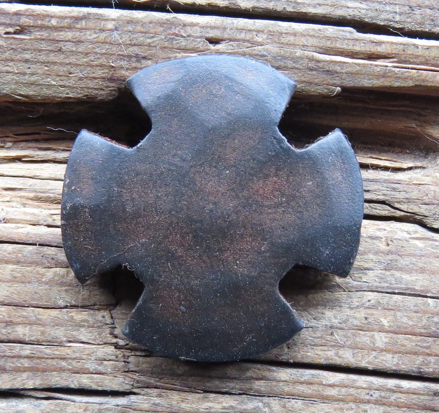 Clou à tête ronde crantée de 1 po