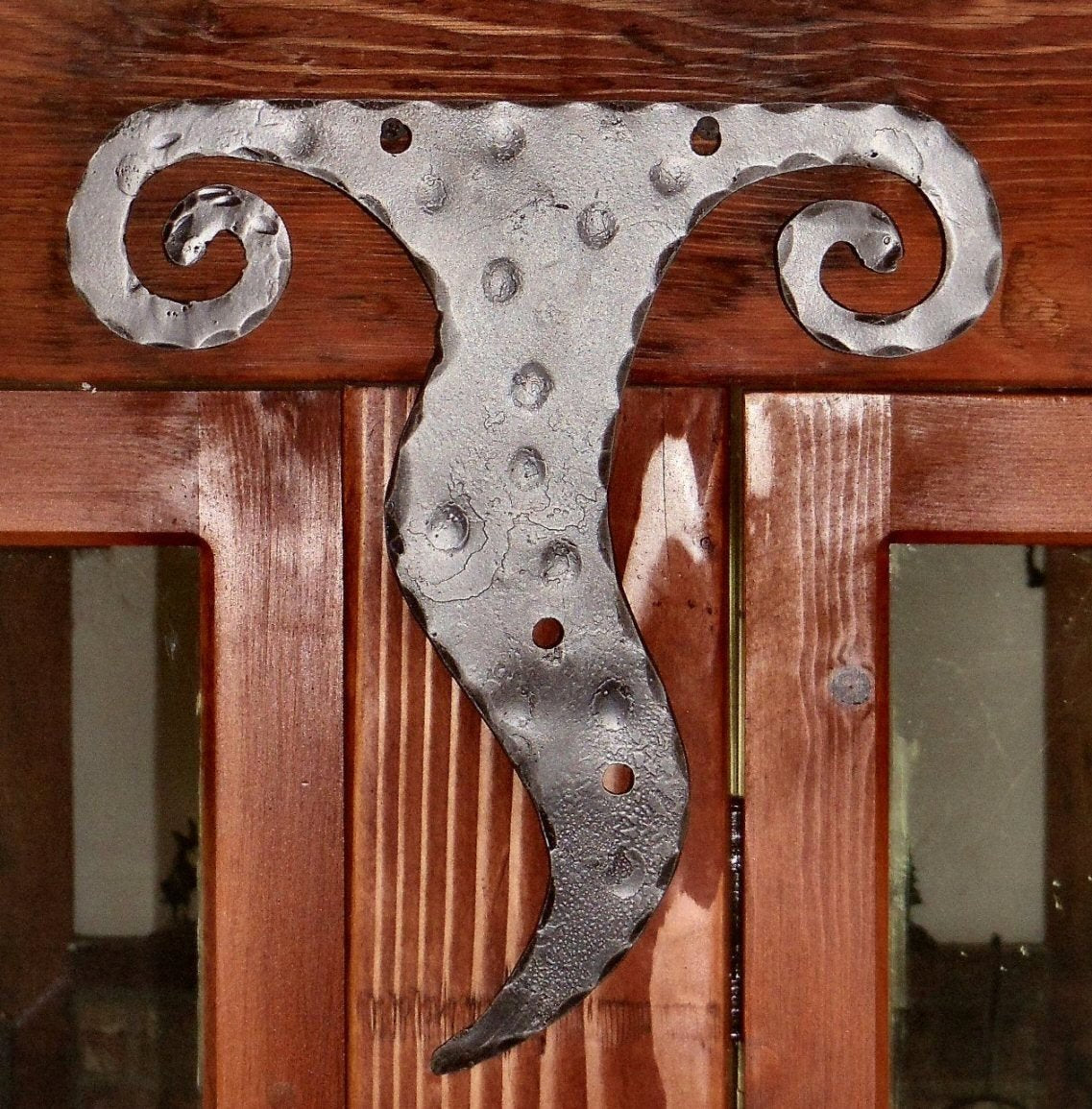 Placa frontal en T de hierro iónico griego